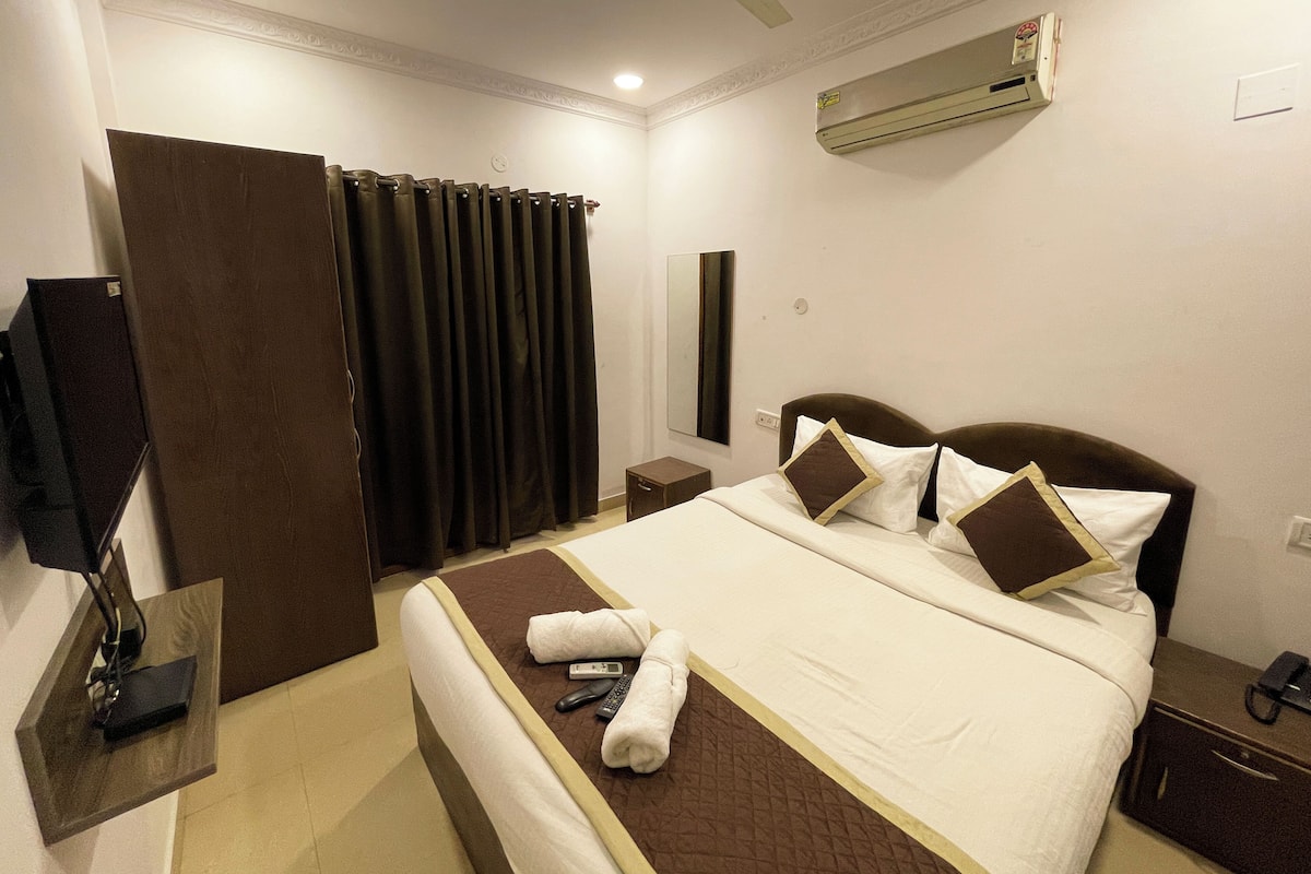 Quarto luxo, sacada | Escrivaninha, espaço de trabalho para notebook, Wi-Fi de cortesia