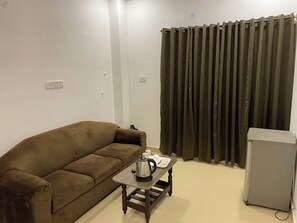 Quarto luxo, sacada | Escrivaninha, espaço de trabalho para notebook, Wi-Fi de cortesia