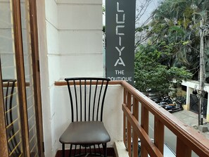 Escritorio, espacio para trabajar con laptop y wifi gratis