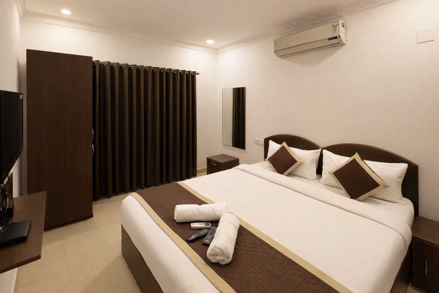 Deluxe Room, Balcony | Desk, laptop workspace, free WiFi