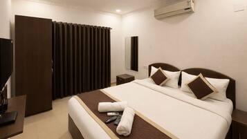 Deluxe Room, Balcony | Desk, laptop workspace, free WiFi