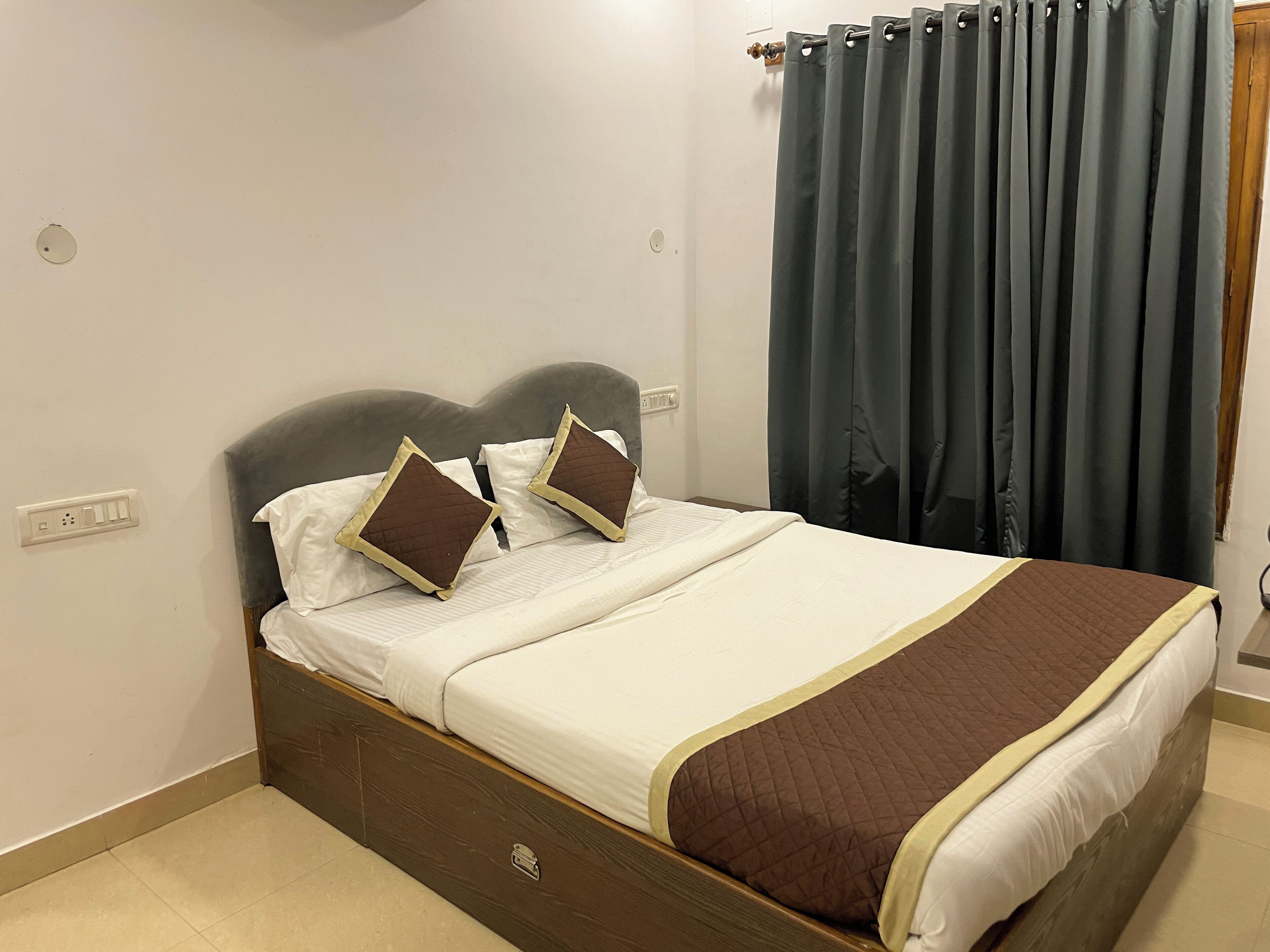 Quarto luxo, 1 quarto | Escrivaninha, espaço de trabalho para notebook, Wi-Fi de cortesia