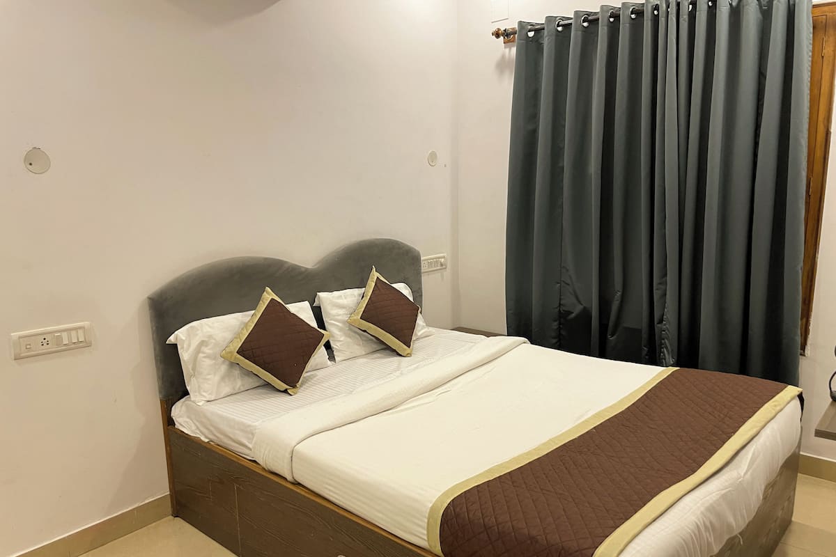 Deluxe kamer, 1 slaapkamer | Een bureau, een laptopwerkplek, gratis wifi