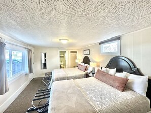 WiFi - Gallagher`s Travels Room 9 (Two Queen Beds) (Bar Harbor)