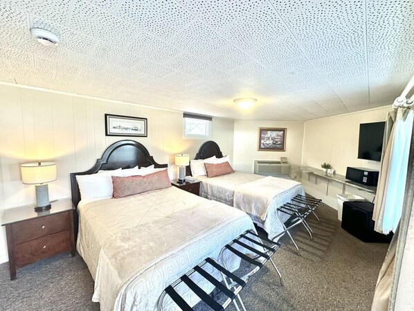 WiFi - Gallagher`s Travels Room 9 (Two Queen Beds) (Bar Harbor)