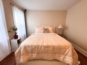 2 Schlafzimmer, Schreibtisch, Bügeleisen/Bügelbrett, Reisekinderbett