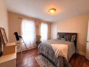 2 chambres, bureau, fer et planche à repasser, lit de bébé portatif