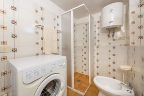Apartamento, 2 quartos, varanda, vista para o jardim | Lavanderia