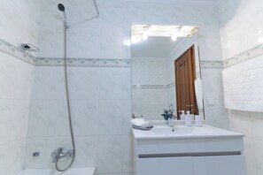 Haartrockner, Bidet, Handtücher, Toilettenpapier