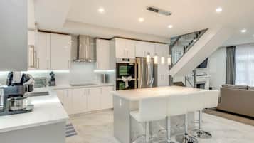 Refrigerador, microondas, horno, placa de cocina