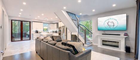 Smart TV, chimenea, videojuegos y futbolito