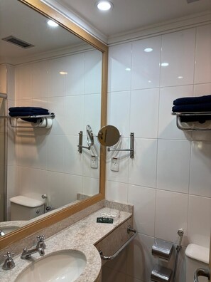 Dusche, Haartrockner, Handtücher, Seife