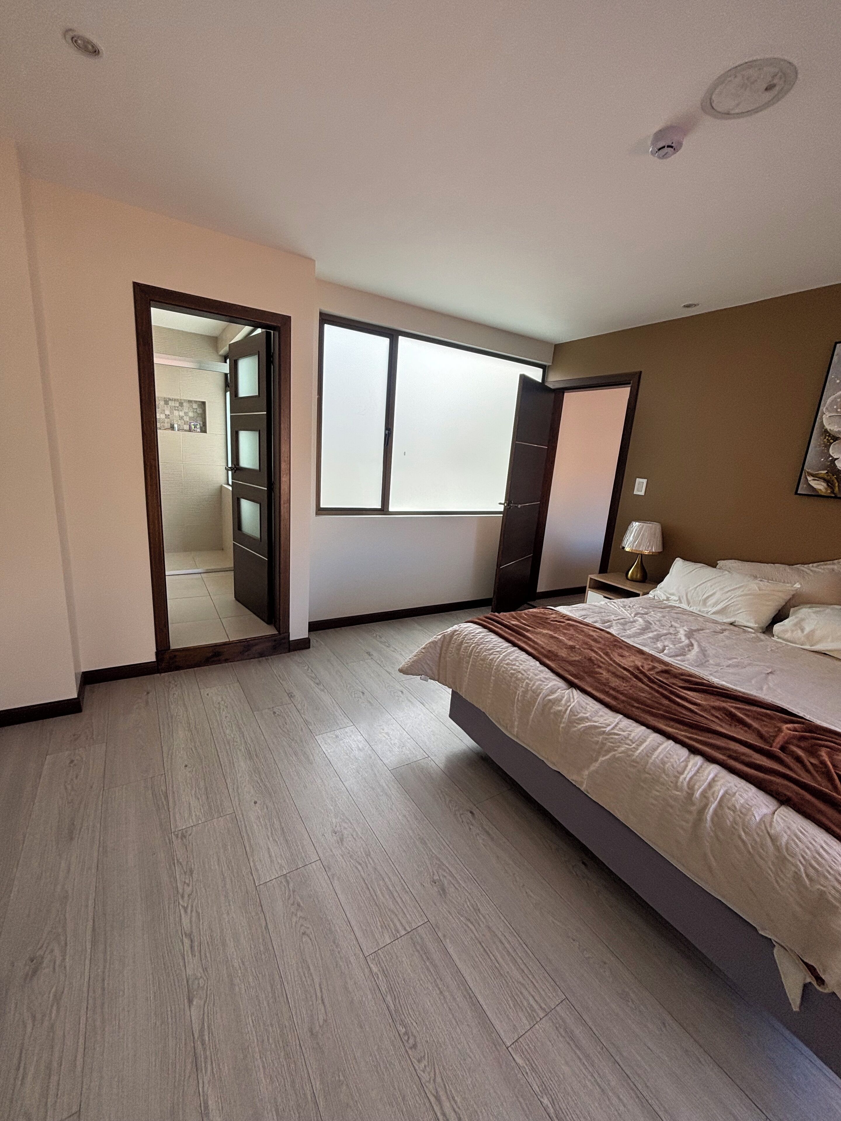 1 habitación, tabla de planchar con plancha, wifi y ropa de cama 