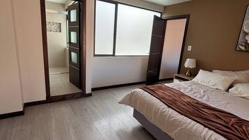 1 habitación, tabla de planchar con plancha, wifi y ropa de cama