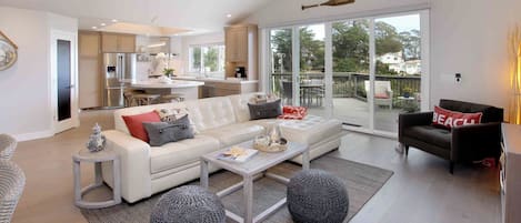 Televisión, chimenea y oficina