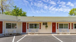 A motel with two-story buildings, a parking lot, and outdoor seating. - Gallagher`s Travels Room 7 (Double Queen) (Bar Harbor)