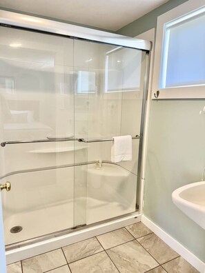 Bathroom - Gallagher`s Travels Room 7 (Double Queen) (Bar Harbor)