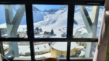 Interior. 6-person studio at the foot of the slopes with breathtaking views!