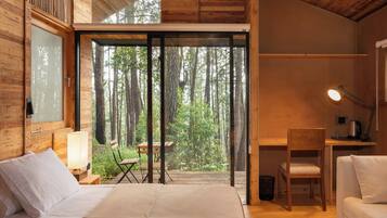 Muebles diferentes, espacio para trabajar con laptop y wifi gratis
