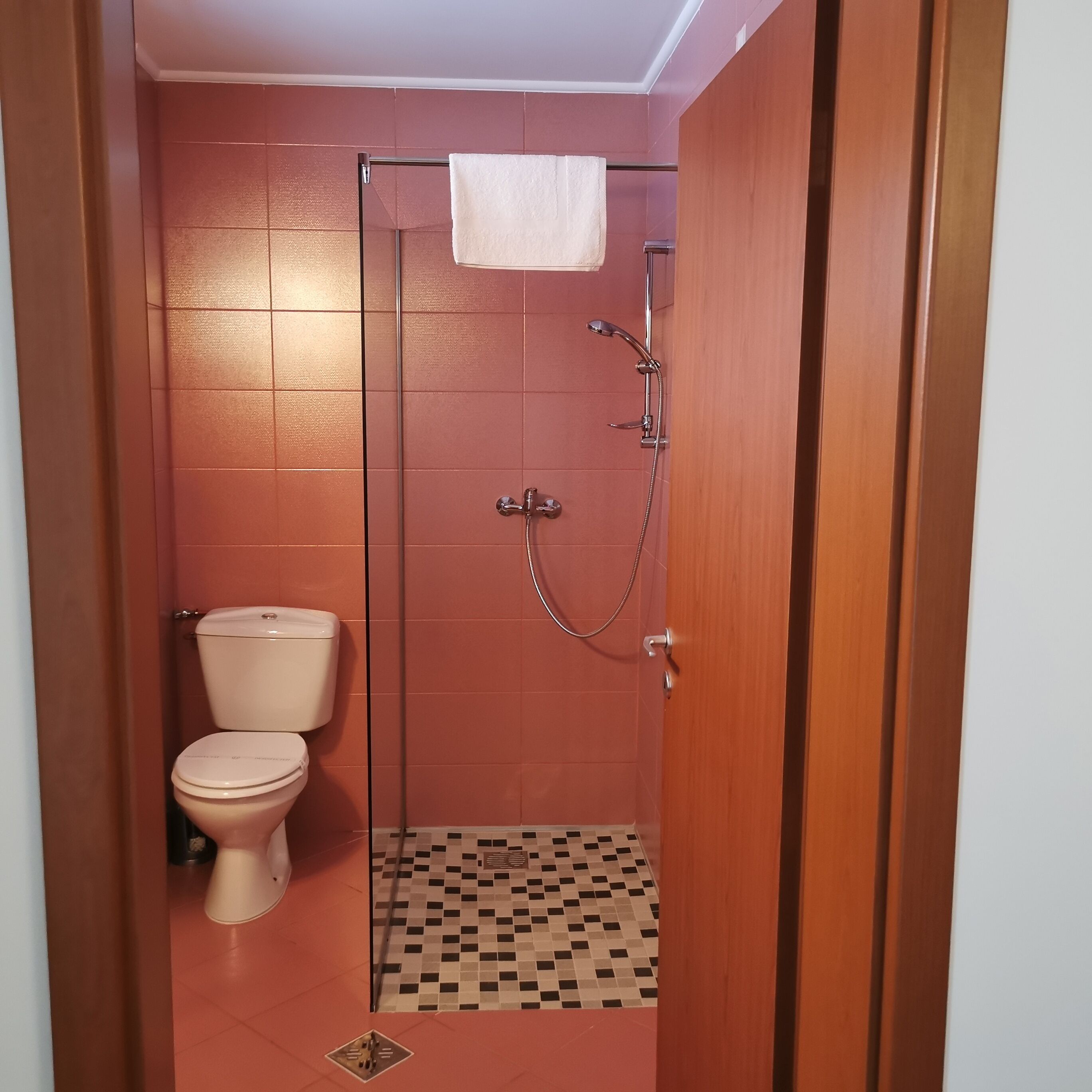 Quarto casal ou duplo luxo, sacada, vista para a montanha | Banheiro | Chinelos 
