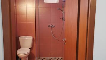 Quarto casal ou duplo luxo, sacada, vista para a montanha | Banheiro | Chinelos
