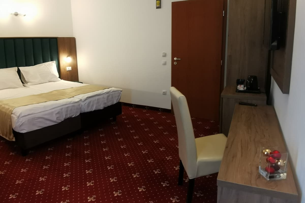 Deluxe Double or Twin Room, Balcony, Mountain View | Soundproofing, iron/ironing board (on request), WiFi (free)