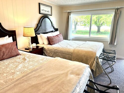 Gallagher`s Travels Room 3 (Double Queen Bed)