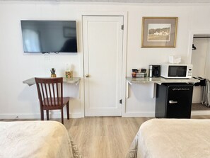 WiFi - Gallagher`s Travels Room 3 (Double Queen Bed) (Bar Harbor)