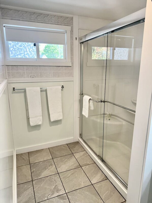 Bathroom - Gallagher`s Travels Room 3 (Double Queen Bed) (Bar Harbor)