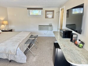 WiFi - Gallagher`s Travels Room 2 (King Bed) (Bar Harbor)