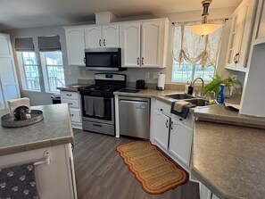 Fridge, microwave, oven, stovetop - Sunset & Mountain Views - Adventure Getaway (Tucson)