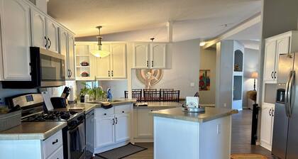 Sunset & Mountain Views - Private gated Retreat on 3 Acres - Close to Everything