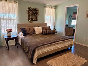 4 多间卧室、办公桌、免费 WiFi、床单