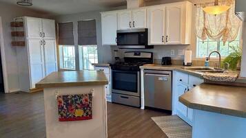 Een koelkast, een magnetron, een oven, een kookplaat