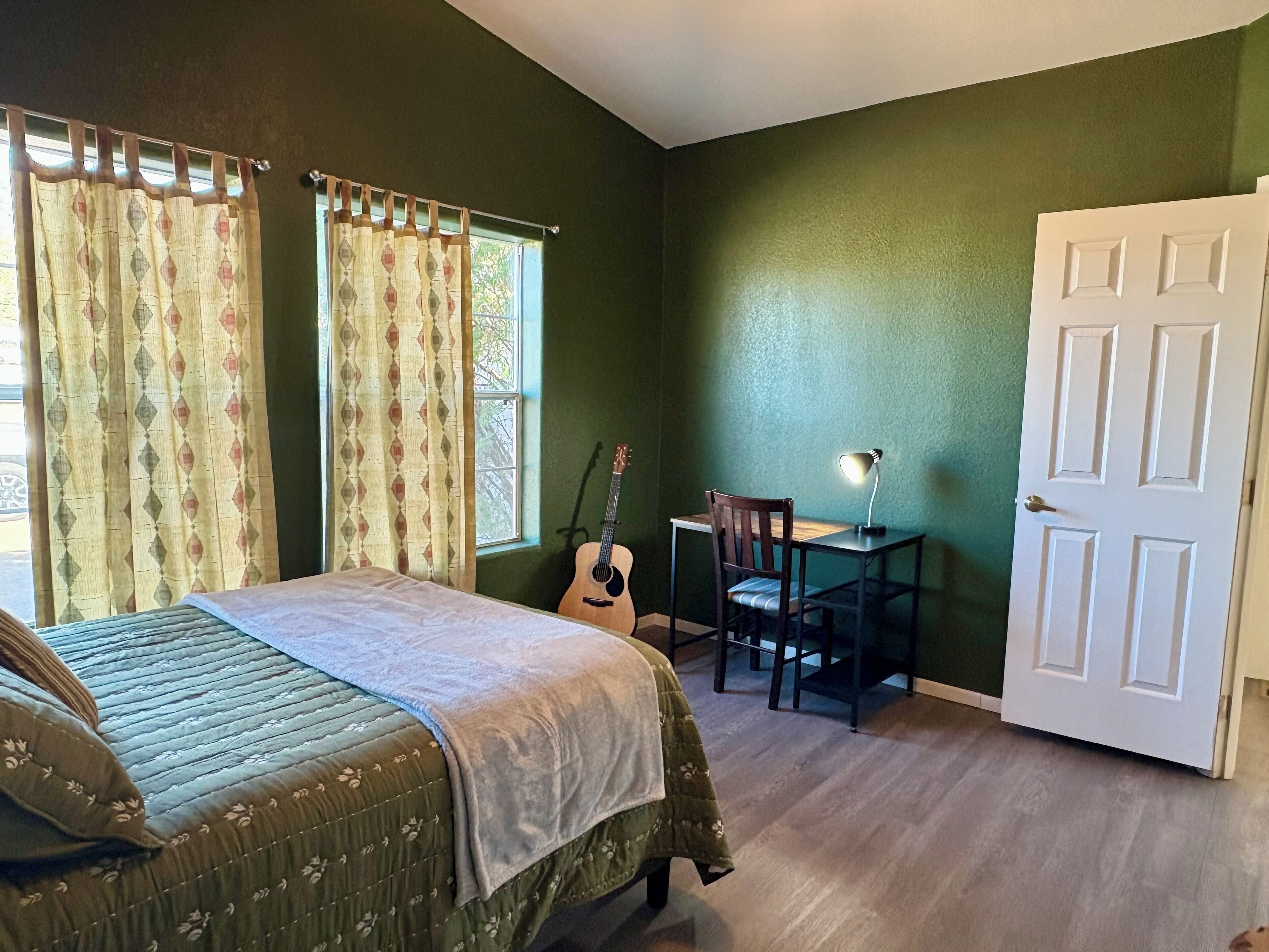 4 makuuhuonetta, työpöytä, ilmainen Wi-Fi, vuodevaatteet