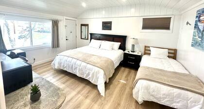 Gallagher`s Travels Room 4 One King/One Double bed