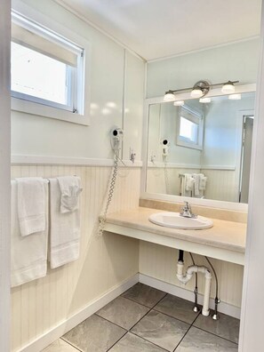 Towels - Gallagher`s Travels Room 1 (King Bed) (Bar Harbor)