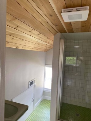 Shower, hair dryer, towels, soap - Charming Stone Cottage On Lake James / Lone Tree Point (Angola)