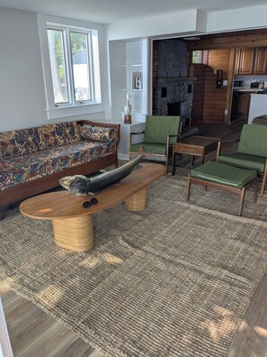Living area - Charming Stone Cottage On Lake James / Lone Tree Point (Angola)