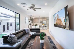TV - Stylish NEW 3BR Home in Historic Phoenix Coronado (Phoenix)