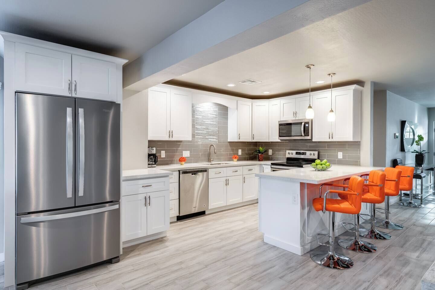 Kjøleskap, mikrobølgeovn, kokeplater og kaffetrakter/tekoker