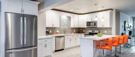 Kjøleskap, mikrobølgeovn, kokeplater og kaffetrakter/tekoker