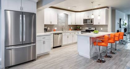 Stylish Scottsdale Home & Pool Table