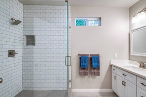 Shower, towels - Stylish Scottsdale Home & Pool Table (Phoenix)