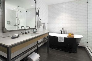 Hair dryer, towels, soap, toilet paper - Enjoy all San Francisco has to offer for Super Bowl Weekend! (San Francisco)