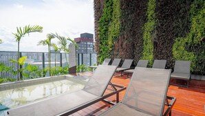 A rooftop pool area with lounge chairs and a view of the cityscape. - Soma Perdizes 804 (São Paulo)