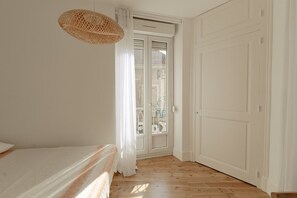 1 quarto, escrivaninha, ferros/tábuas de passar roupa, Wi-Fi de cortesia