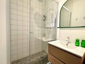 Douche, sèche-cheveux, serviettes fournies, savon