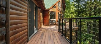 Spacious Waterfront Log Home on Huge Lake in Private Cove: Host Weddings