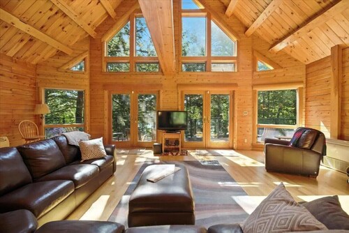 Spacious Waterfront Log Home on Huge Lake in Private Cove: Host Weddings